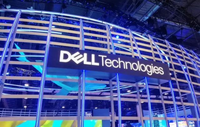 Foto de un estadio con el logo de dell afuera