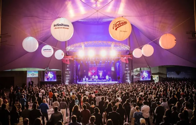 Foto de un evento con muchas personas 