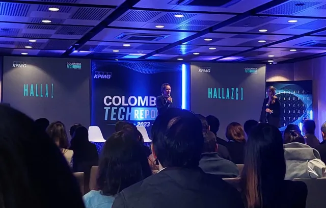 Foto de un evento empresarial con tonos morados