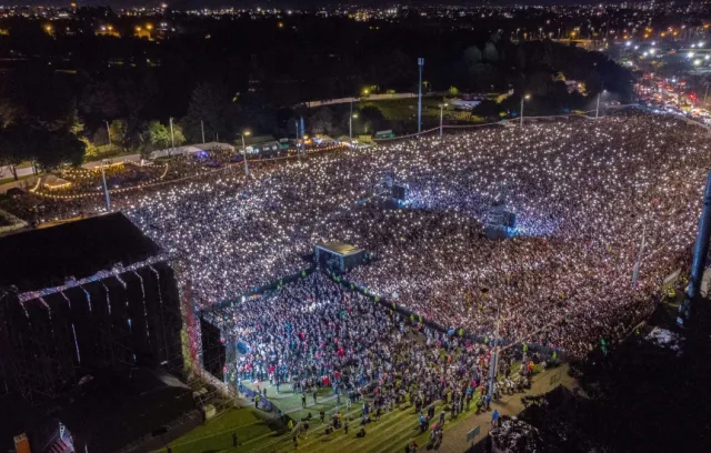 Foto de un festival con muchos asistentes