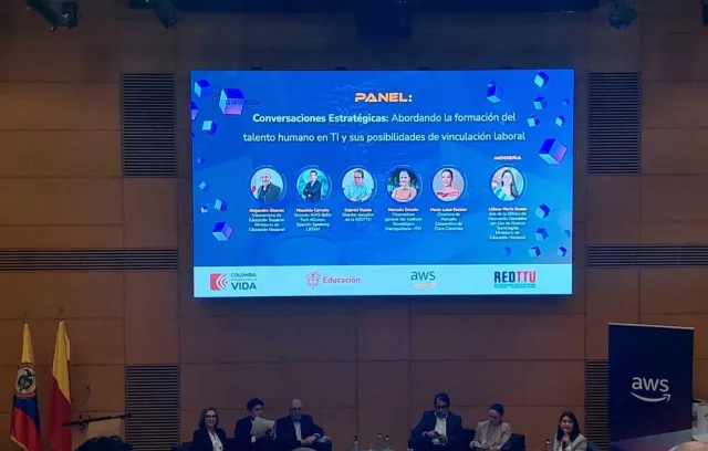 Foto de un foro con seis participantes