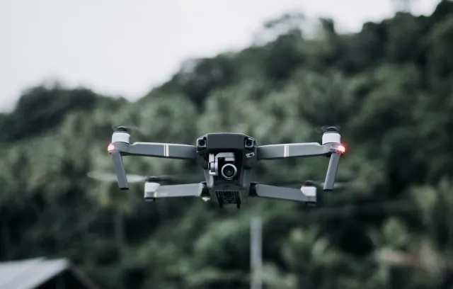 Foto de un dron mirando a la cámara