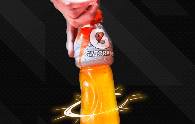 Foto de un gatorade amarillo sobre un fondo negro