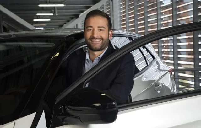 Foto de un hombre abriendo la puerta de una camioneta