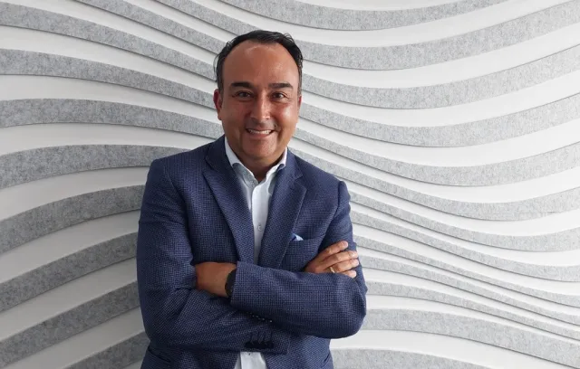 Foto de un hombre con brazos cruzados google