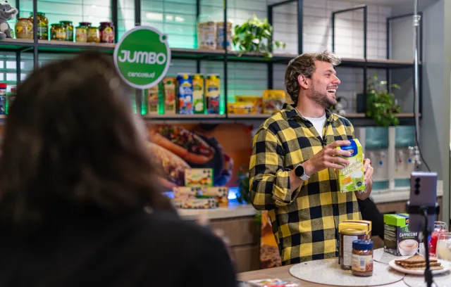 Foto de un hombre con la marca jumbo de fondo