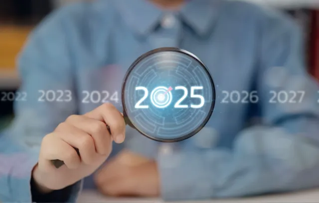 Foto de un hombre con una lupa mierando el año 2025