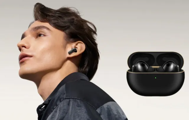 Foto de un hombre de perfil usando audifonos huawei