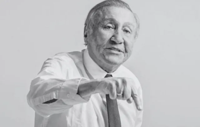 Foto de un hombre en blanco y negro