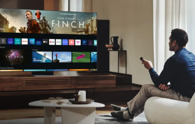 Foto de un hombre en una sala mirando televisión