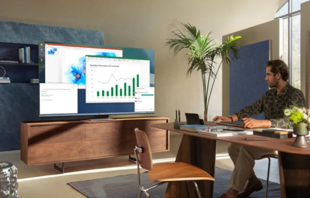 Foto de un hombre sentado en una sala mirando un TV