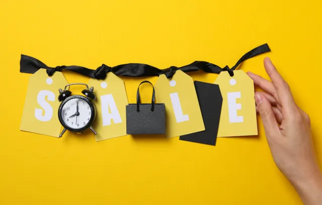 Foto de un letraro que dice sale con un reloj y un fondo amarillo