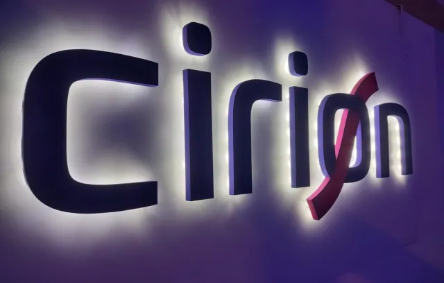Foto de un letrero en neón que dice Cirion 