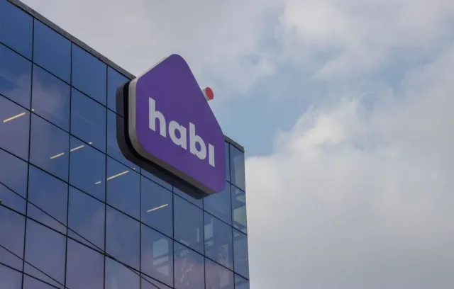 Foto de un logo de Habi en un edificio