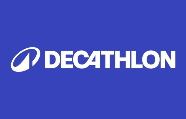 Foto de un logo que dice decathlon con fondo azul