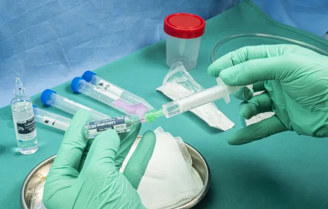 Foto de un médico con una jeringa en las manos