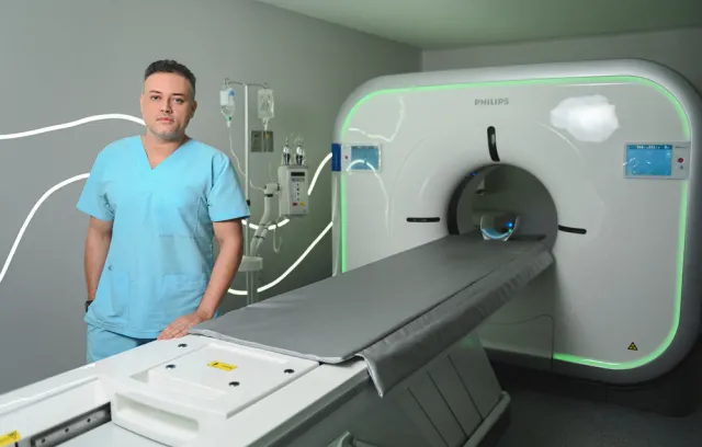 Foto de un médico y un dispositivo médico en su espalda
