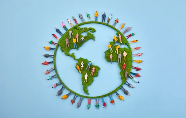 Foto de un mundo con varias personas al rededor