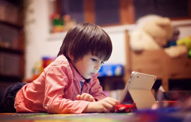 Foto de un niño mirando una tablet