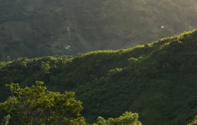 Foto de un paisaje de montañas con un cielo con sol