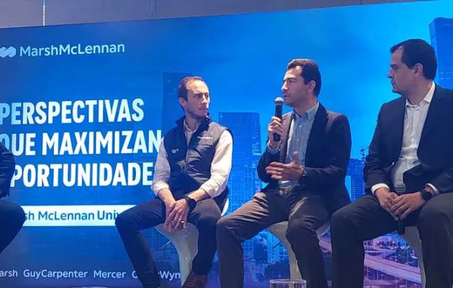 Foto de un panel de cuatro hombres con un fondo purpura