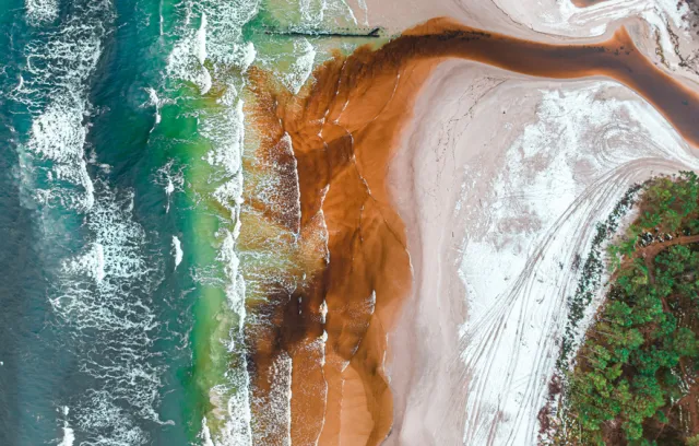 Foto de un pedazo de tierra rodeado por mar