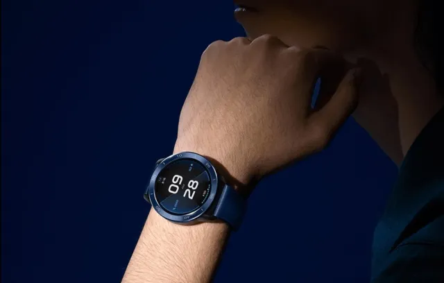 Foto de un reloj sobre la mano de una persona