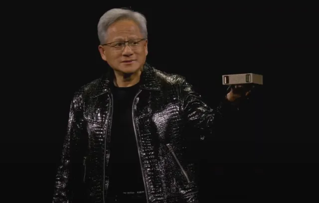 Foto de un señor con una computadora en la mano