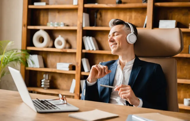 Foto de un señor escuchando música en su puesto de trabajo