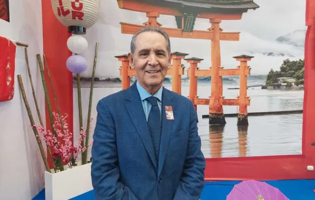 Foto de un señor mirando la cámara