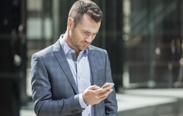 Foto de un señor mirando un celular