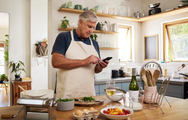 Foto de un señor tomando una foto a implementos de cocina