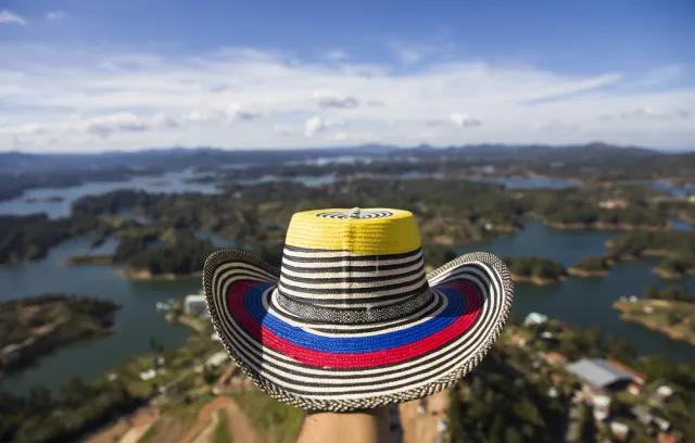 Foto de un sombrero vueltiao con un fondo de llanura