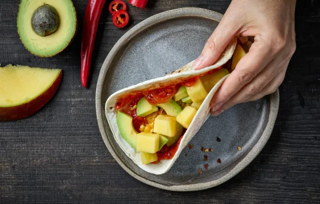 Foto de un taco mexicano sobre un plato
