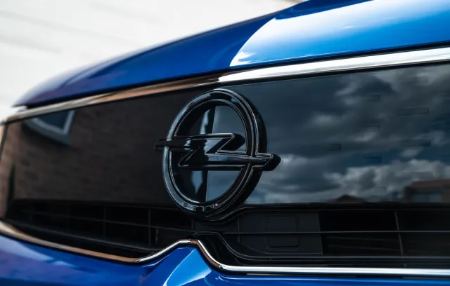 Foto de una camioneta azul con el logo de Opel