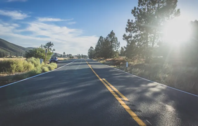 Foto de una carretera con un fondo soleado