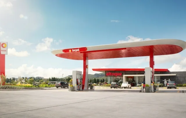 Foto de una estación de gasolina con un día soleado de fondo
