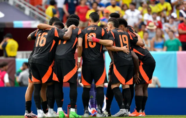 Foto de una foto de equipo de espaldas con camiseta negra