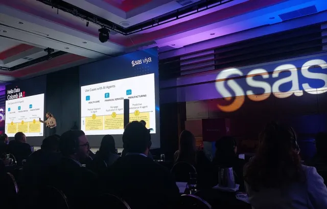 Foto de una mujer exponiendo un tema con un logo que dice SAS