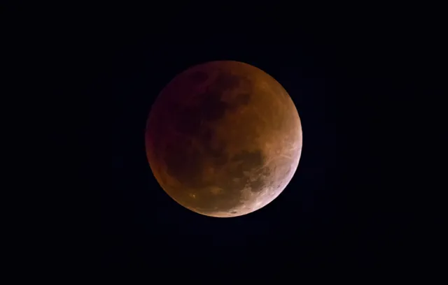 Foto de una luna con eclipse