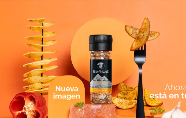 Foto de una mesa con productos de refisal con fondo naranja