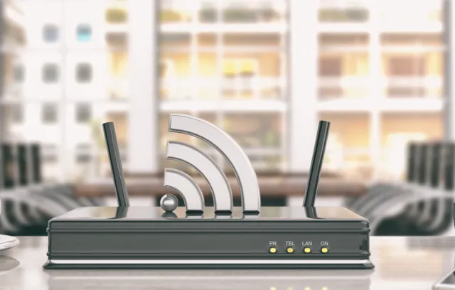 Foto de una modem de wifi negro sobre una mesa