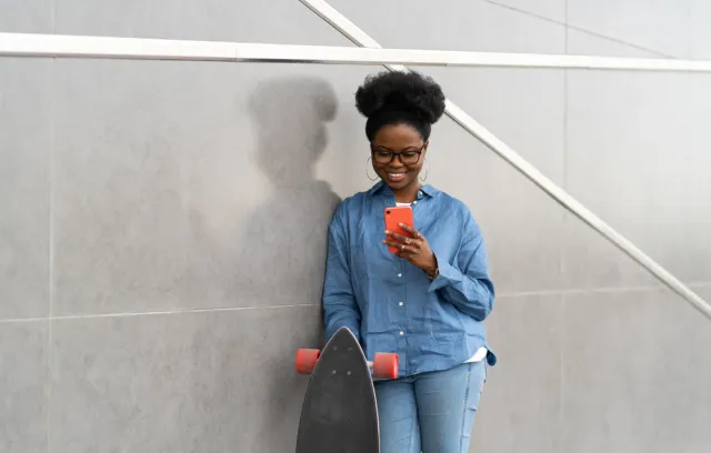Foto de una mujer con el celular en la mano