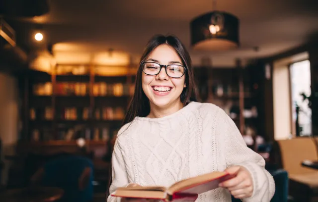 Foto de una mujer con el libro en la mano