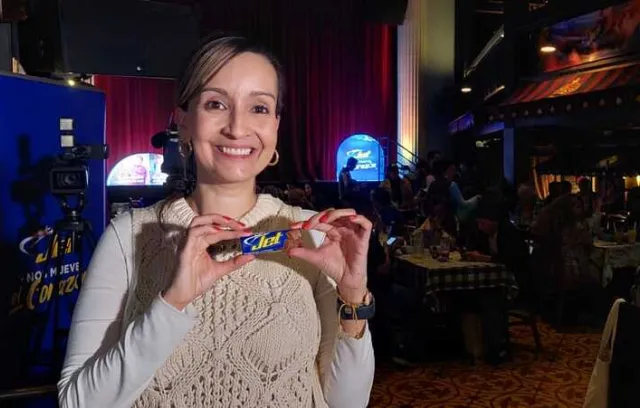 Foto de una mujer con la chocolatina jet entre manos