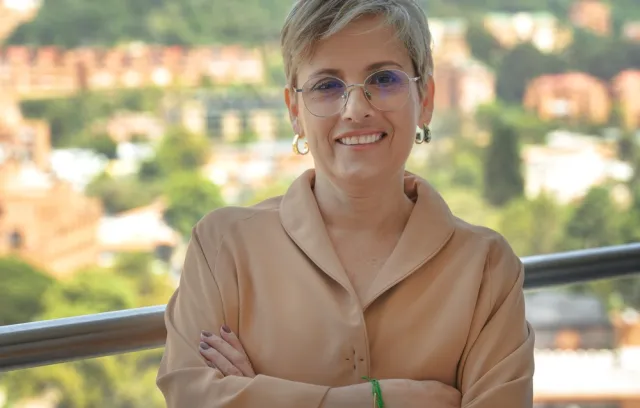 Foto de una mujer con los brazos cruzados mirando a la cámara
