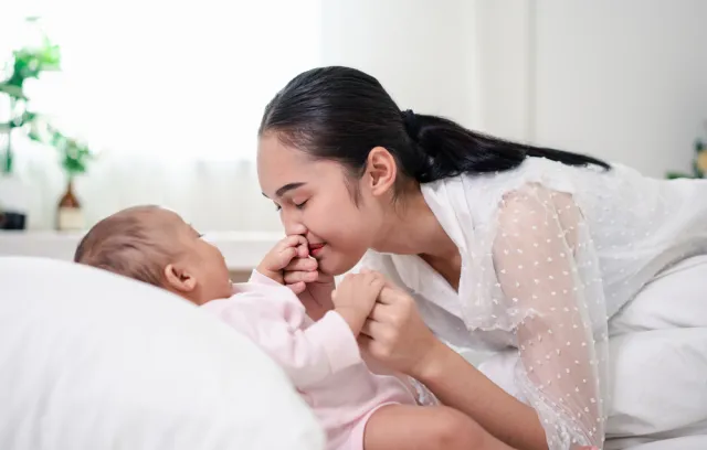 Foto de una mujer con un bebé de frente