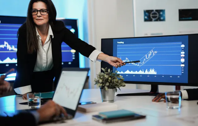 Foto de una mujer con un lapiz y una gráfica de fondo