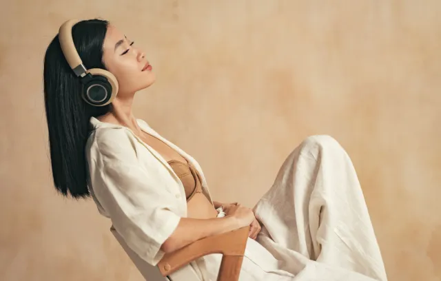 Foto de una mujer con unos auriculares grandes