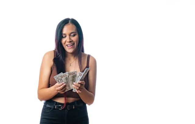 Foto de una mujer contando dinero con un fondo blanco